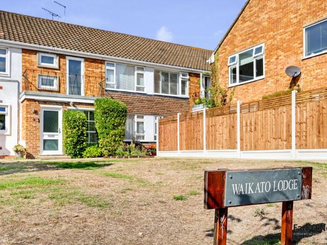 Flat for sale in Buckhurst Hill, Epping Forest