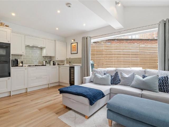 Flat for sale in Clapham Junction, Greater London