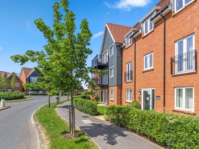 Flat for sale in Kilnwood Vale, Horsham