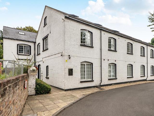 Flat for sale in London Borough of Merton, Mitcham