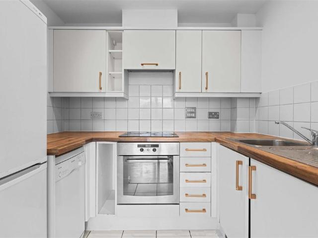 Flat for sale in London Borough of Hounslow, Greater London