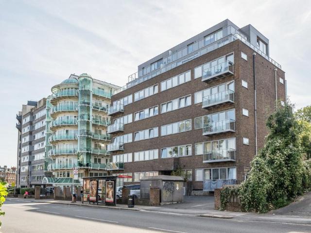 Flat for sale in New Barnet, Greater London