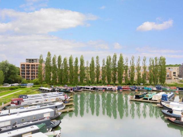 Flat for sale in Milton Keynes