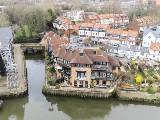 Flat for sale in London Borough of Hounslow, Greater London