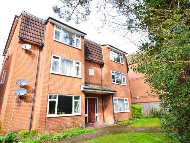 Flat for sale in Heol-las, Surrey