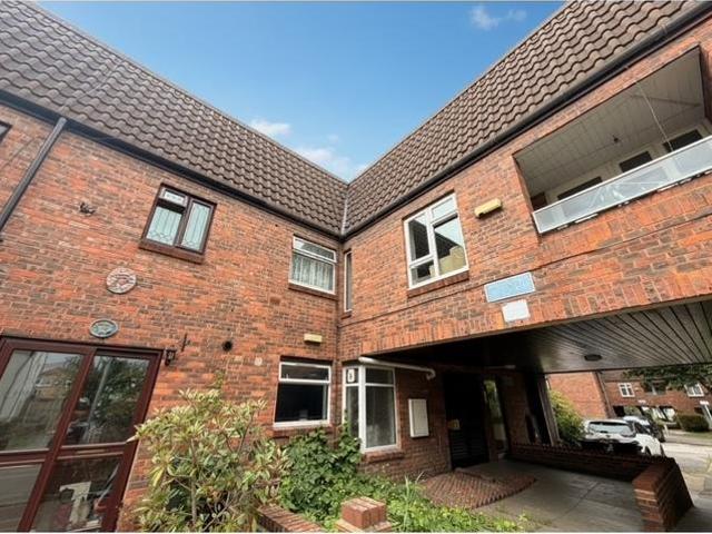 Flat for sale in Laindon, Essex