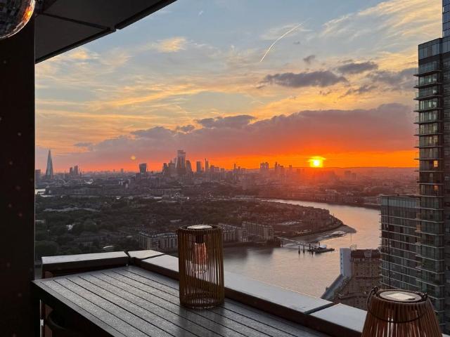 Flat for sale in Canary Wharf, Greater London