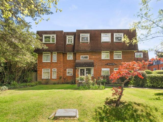 Flat for sale in Hatch End, Greater London