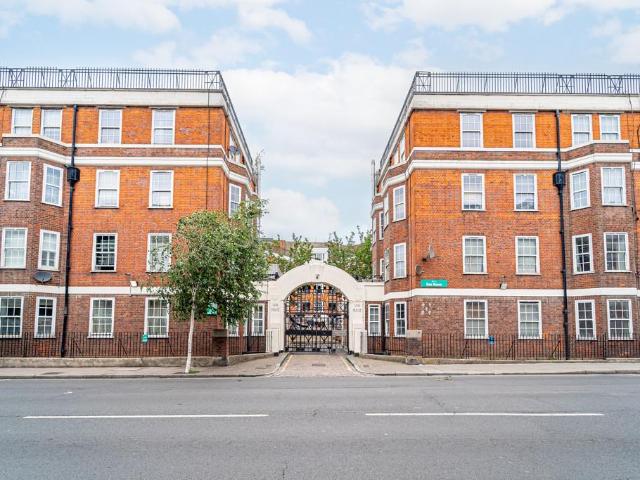 Flat for sale in Kentish Town, Greater London