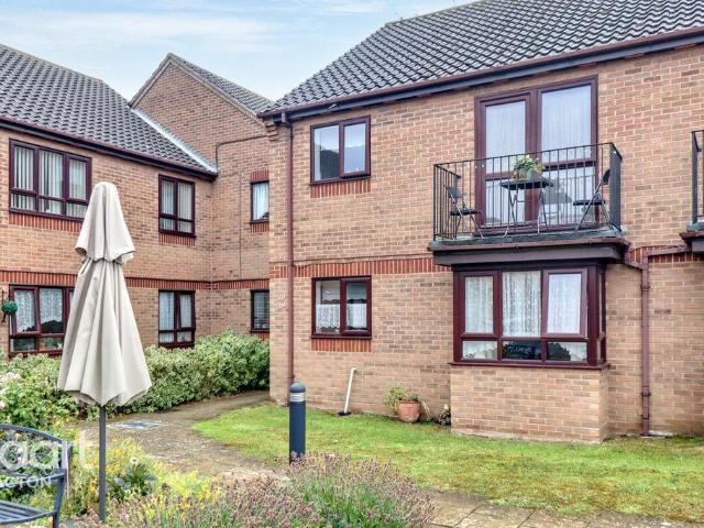 Flat for sale in Dale Hill, Essex