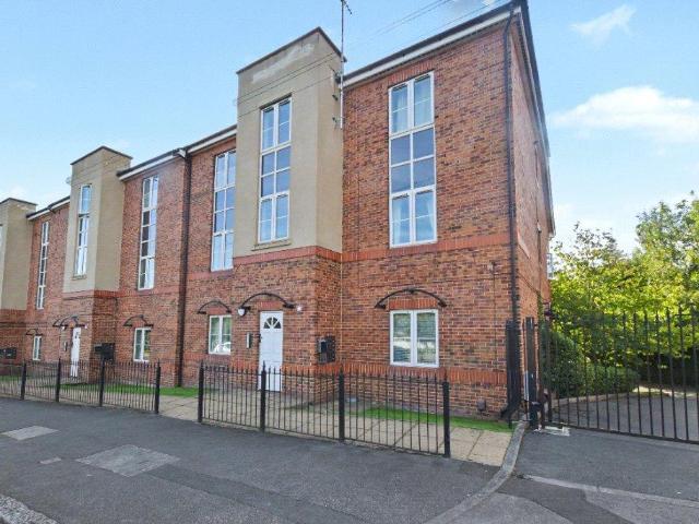 Flat for sale in Hill Top, Leeds