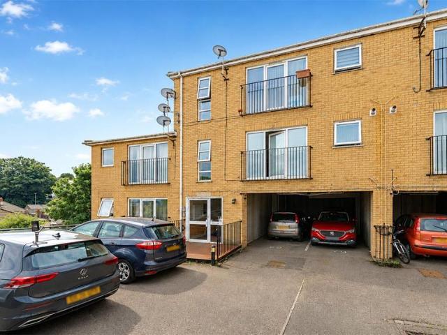 Flat for sale in Lessness Heath, Greater London