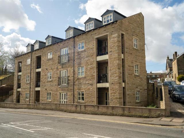 Flat for sale in Greengates, West Yorkshire