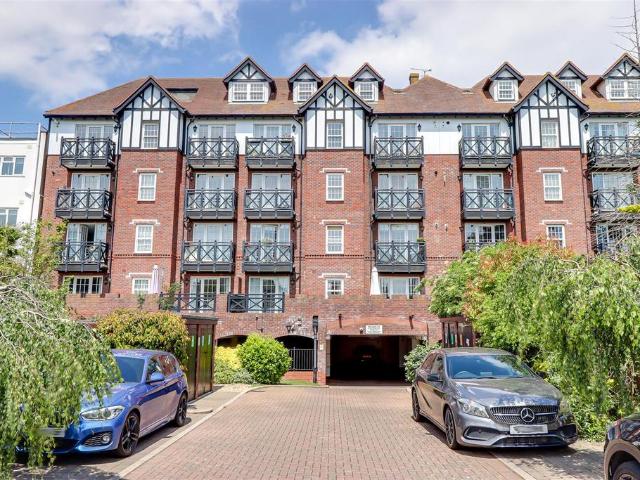 Flat for sale in Alton Barnes, Essex
