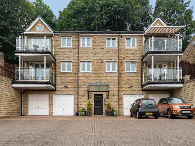 Flat for sale in Ripponden, West Yorkshire