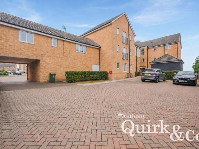 Flat for sale in Noak Hill, Essex