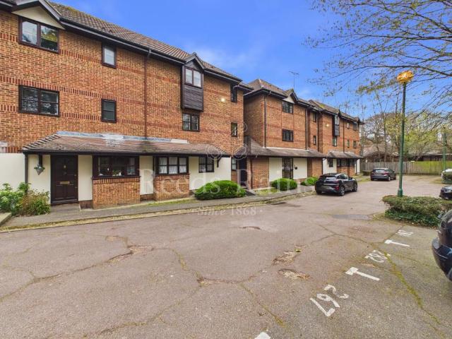 Flat for sale in Stone, Monks Orchard