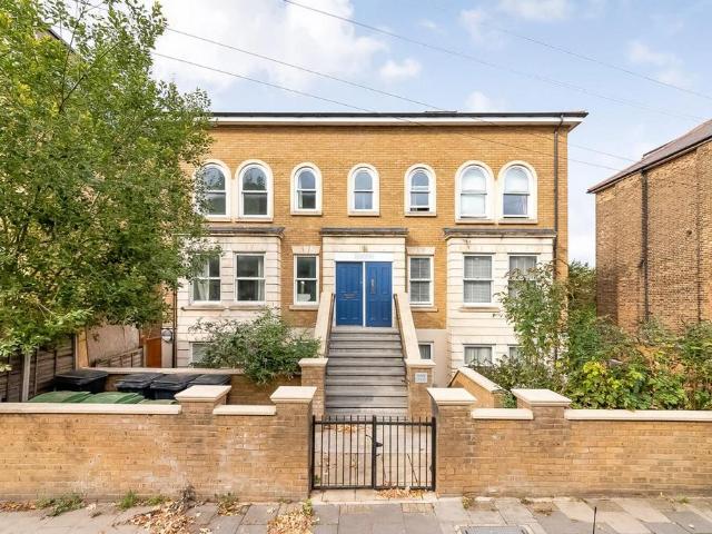 Flat for sale in West Dulwich, Greater London