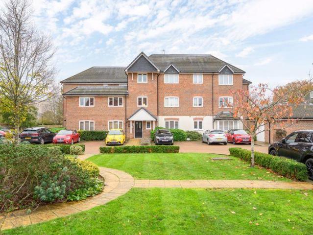 Flat for sale in Ashley Park, Surrey