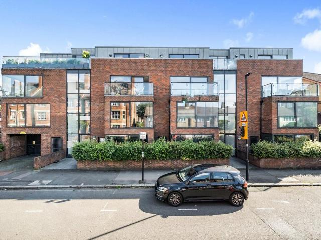 Flat for sale in Stockwell Park, Greater London
