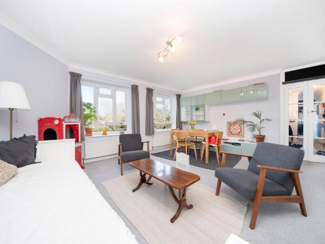Flat for sale in Brondesbury, Greater London