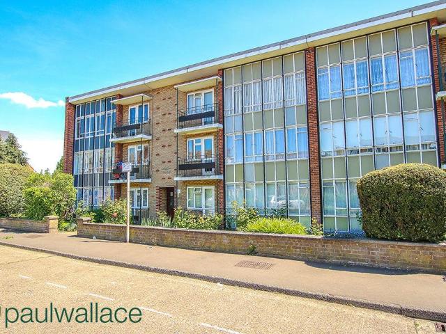 Flat for sale in Broxbourne, Hertfordshire