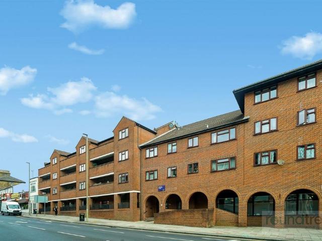 Flat for sale in Hendon, Greater London