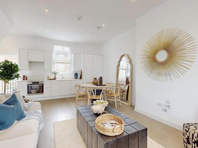 Flat for sale in Shepherd's Bush, Greater London