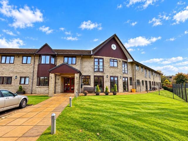 Flat for sale in Hadfield, High Peak