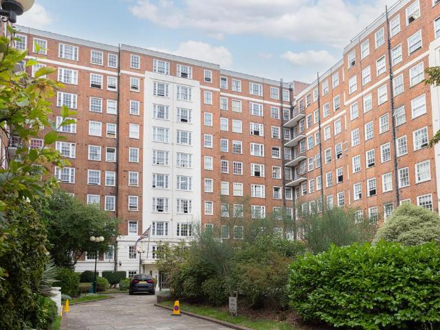 Flat for sale in Paddington, Greater London