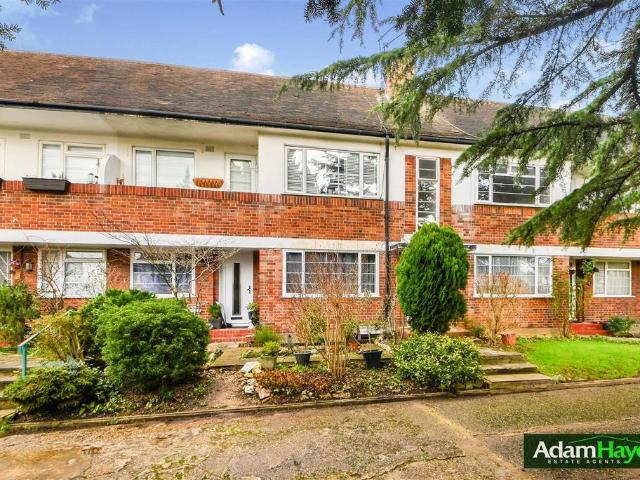 Flat for sale in North Finchley, Greater London