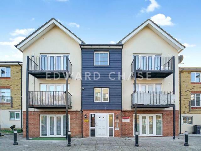 Flat for sale in Loxford, Greater London