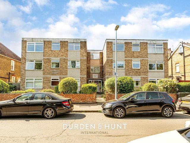 Flat for sale in Aldersbrook, Greater London