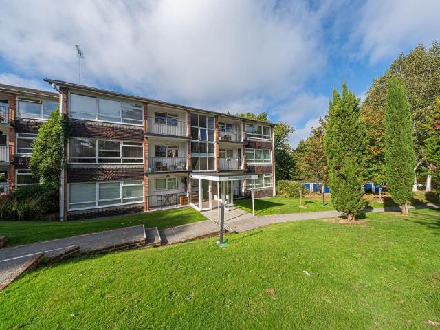 Flat for sale in Lucastes, Mid Sussex