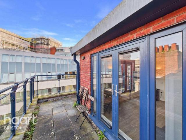 Flat for sale in Kingsdown, Feckenham