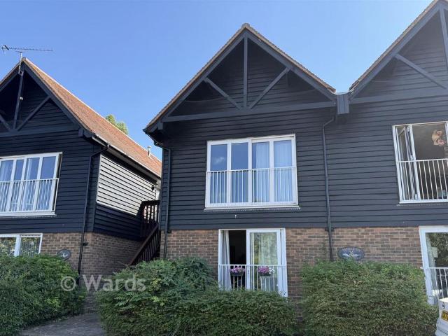 Flat for sale in The Bridge, Kent