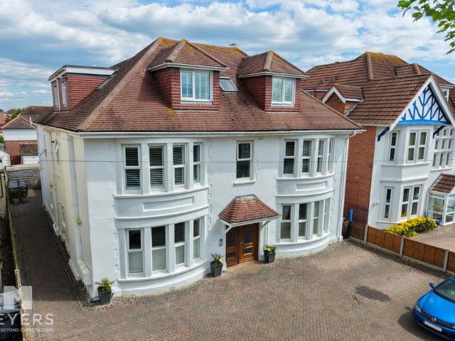 Flat for sale in Pokesdown, Bournemouth