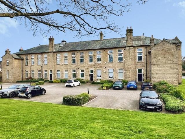 Flat for sale in Tranmere Park, West Yorkshire