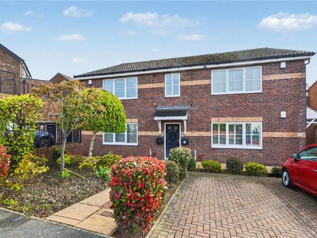 Flat for sale in West Yorkshire