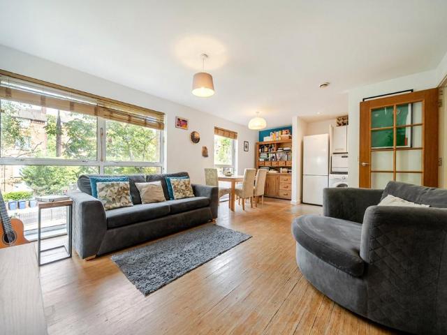 Flat for sale in Dulwich, Greater London