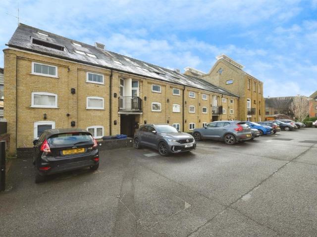 Flat for sale in Kings Hill, Colliers End