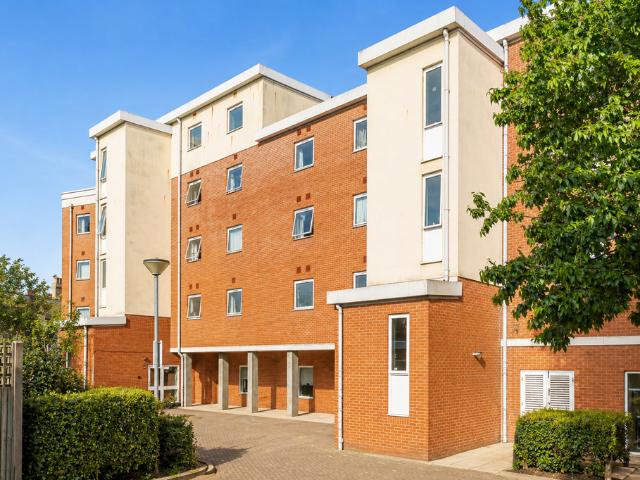 Flat for sale in London Borough of Merton, Mitcham