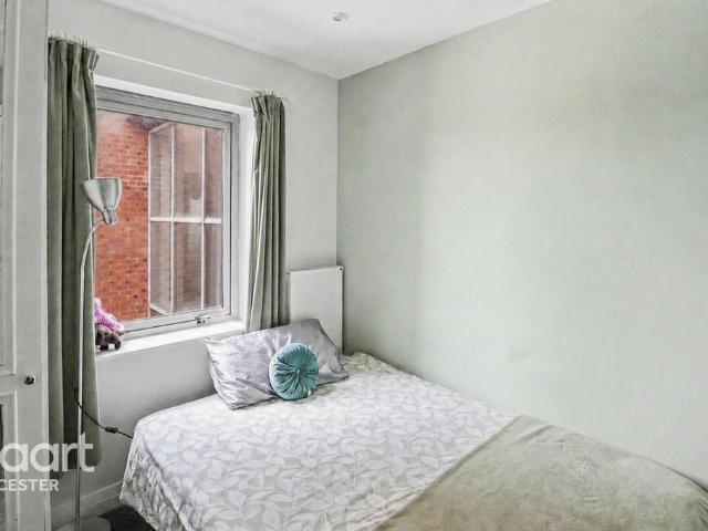 Flat for sale in Bede Island, Old Wharf