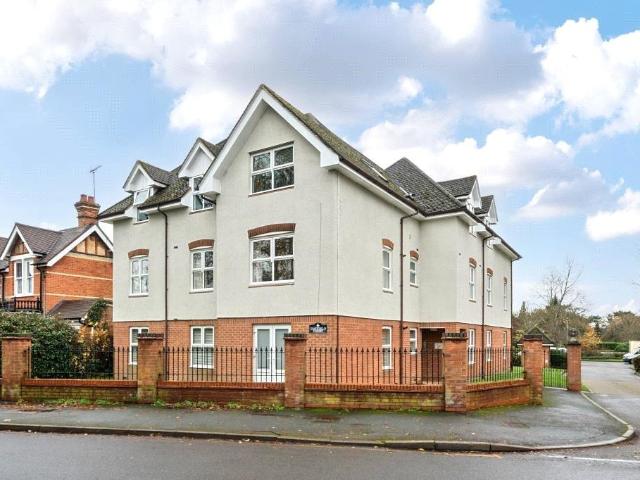 Flat for sale in Heol-las, Surrey