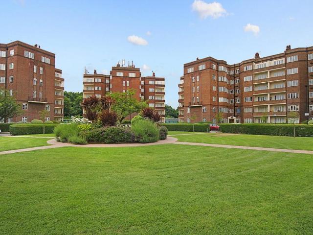 Flat for sale in London Borough of Hounslow, Strand