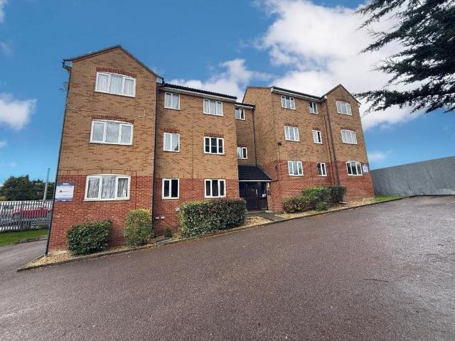 Flat for sale in Marsh Farm, Luton