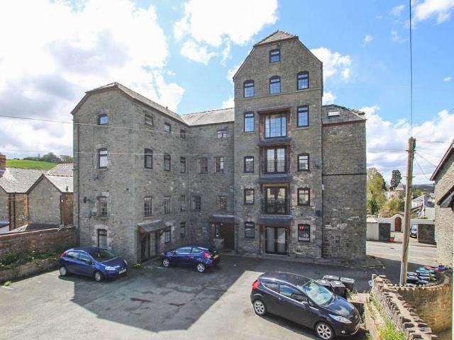 Flat for sale in Builth Wells, Wales