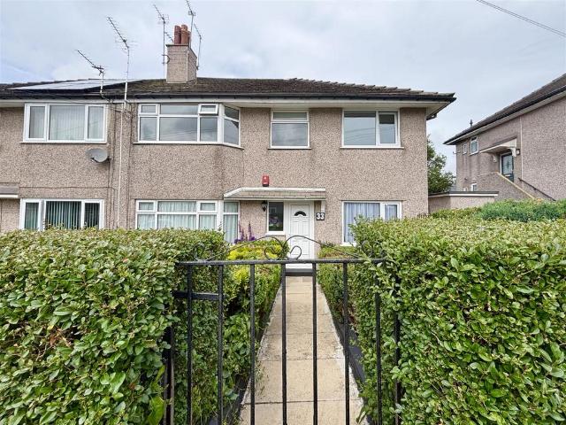 Flat for sale in Queensbury, West Yorkshire