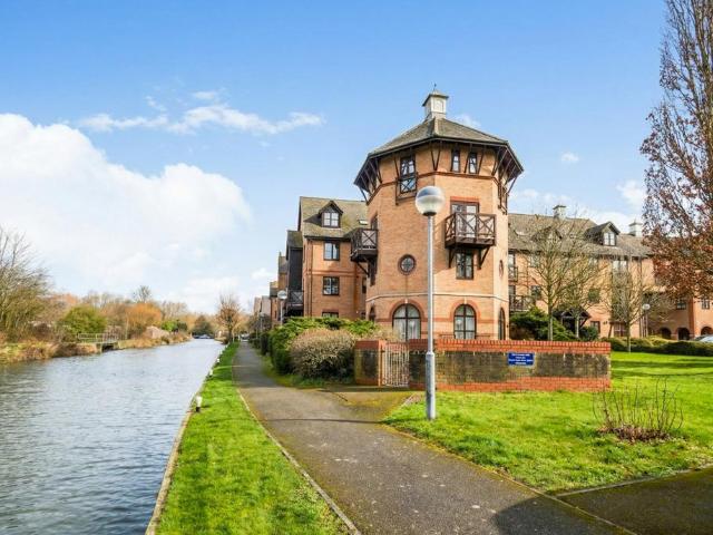 Flat for sale in Epping, Essex