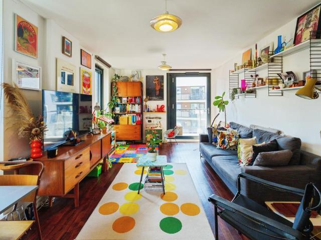 Flat for sale in Suttons Wharf, Mile End